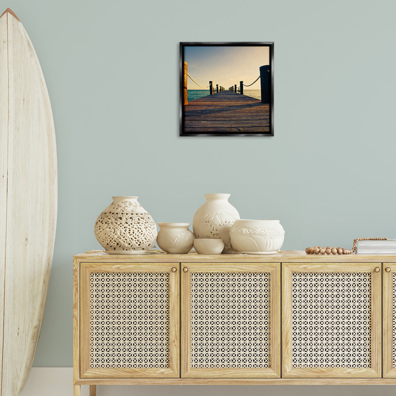 "Coastal Beach Dock", art mural sur toile flottante par Susan Bryant, Cadre noir, H 18 po x l 18 po