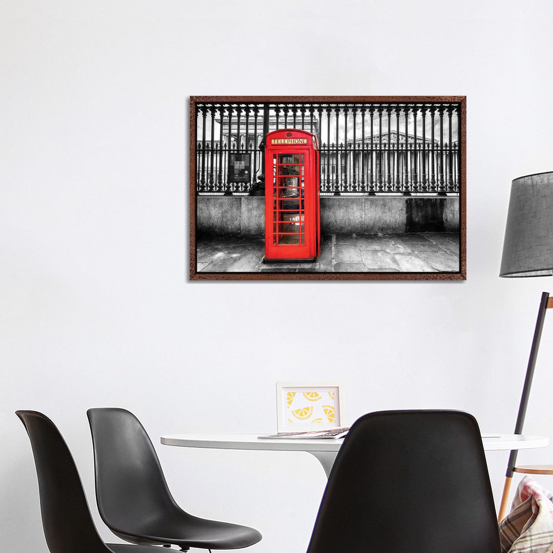 Telefonzelle im Britischen Museum von Susanne Kremer - Galerie-verpackte Leinwand Giclée auf Leinwand