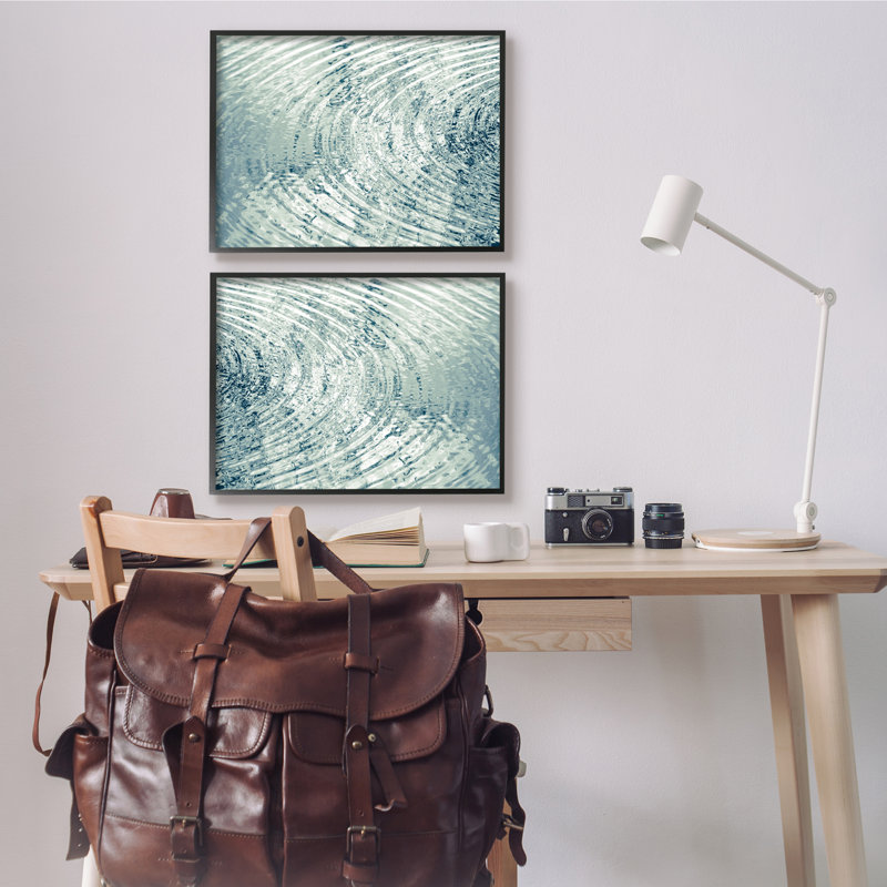 «Symmetric Ripples in Water Blue Light Reflection» par Maggie Olsen - ensemble de 2 photographies, H 20 po x l 16 po
