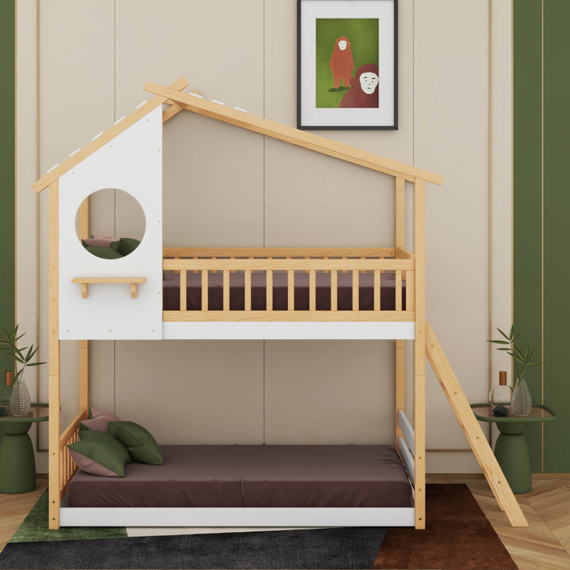 Lit superposé simple au-dessus d'un lit simple en bois avec toit, fenêtre et échelle