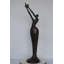 Statue d'art moderne femme libérant un oiseau - Taille: L 13 po x l 19 po x H 52 po