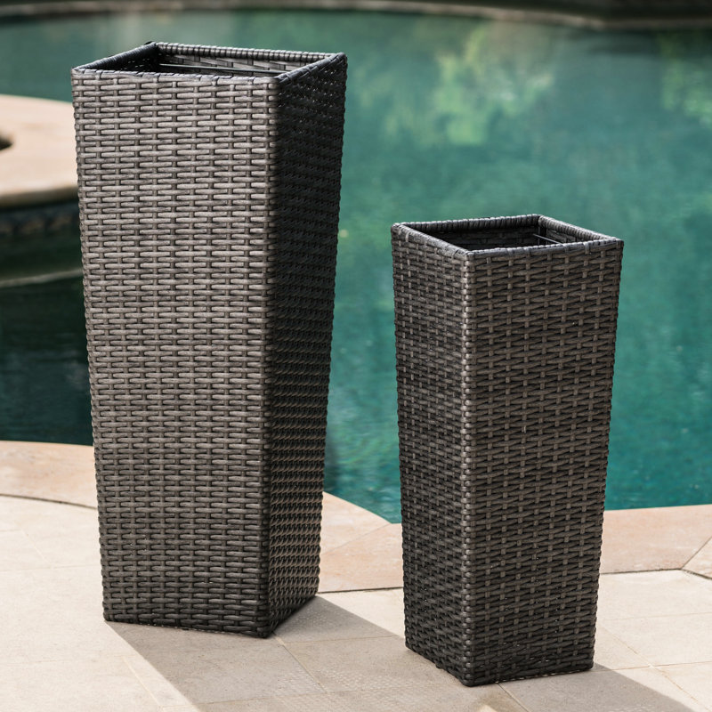 Pots de fleurs gris, 2. Faites de votre patio une pièce unique. Grand: 11,75 po de profondeur x 31,90 po de hauteur. Petit: 9,06 po, 23,62 po, aucun assemblage requis. Des pots simples et distinctifs de 2 po rehaussent le charme du patio. 11,75 po