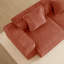 2 canapés rouges en velours, soutenus par une mousse haute, et dotés d'un bord français modulaire pour un canapé Heavenly Home Comfort avec passepoil, aucune expérience d'assise luxueuse