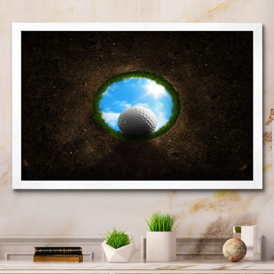 «Golf Ball Falling Into», reproduction sur toile