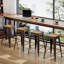 Comptoir et tabourets de bar en métal-518840764-518840755