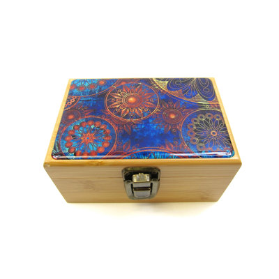 Boîte de rangement avec couvercle à charnière