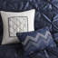 Ensemble de literie 7 pièces pour très grand lit bleu marine avec rembourrage comprenant des taies décoratives, des coussins décoratifs et une jupe de lit froissée-124314874-124314881