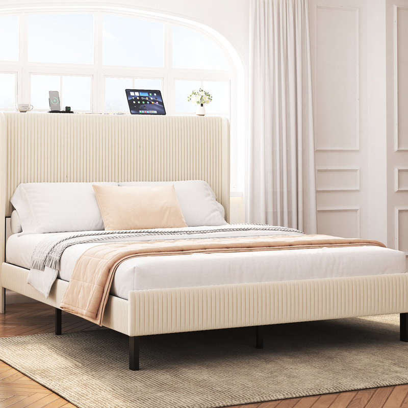 Cadre de grand lit beige avec tête de lit avec rangement et fonction de charge, métal robuste pour la stabilité, installation rapide, pas de sommier tapissier nécessaire, fonctionnalité de soutien, utilisation durable, simplicité d'utilisation