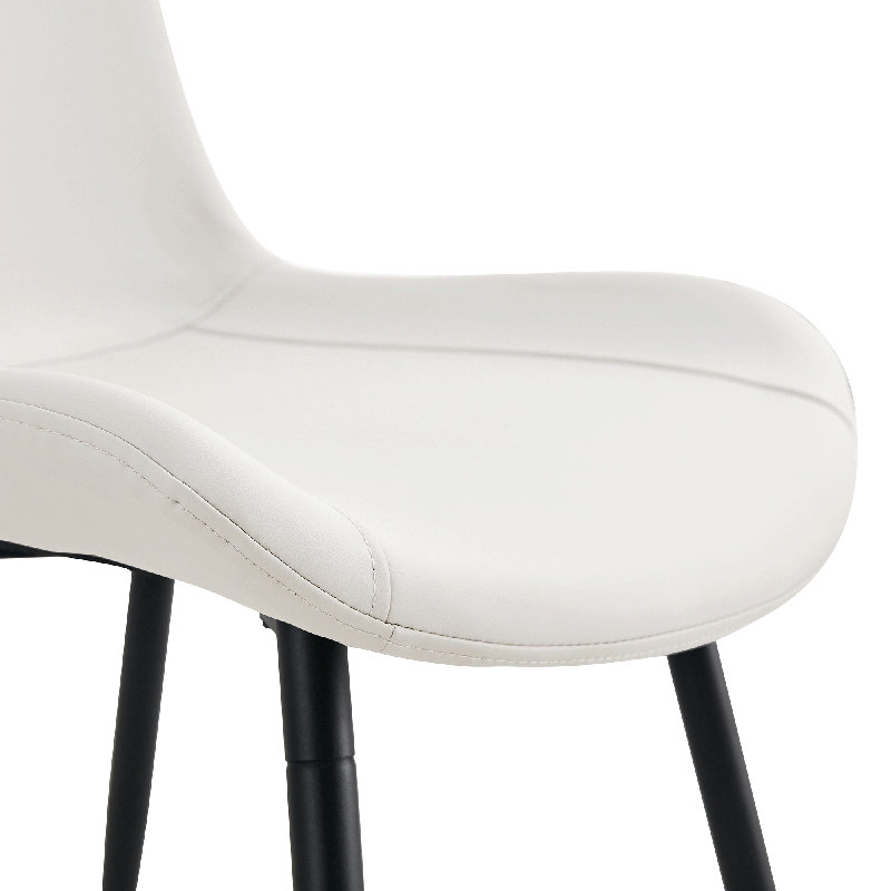 Ensemble de table et de chaises.Une table de salle à manger rectangulaire rétro minimaliste avec un dessus spécialement texturé et des pieds en métal noir. Combinée avec 6 chaises en polyuréthane artificiel blanc avec un design de coussin incurvé.