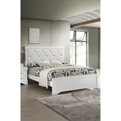 Très grand lit à panneau avec tête de lit tapissier blanche avec capitonnage à boutons pour une chambre à coucher sereine et un style raffiné