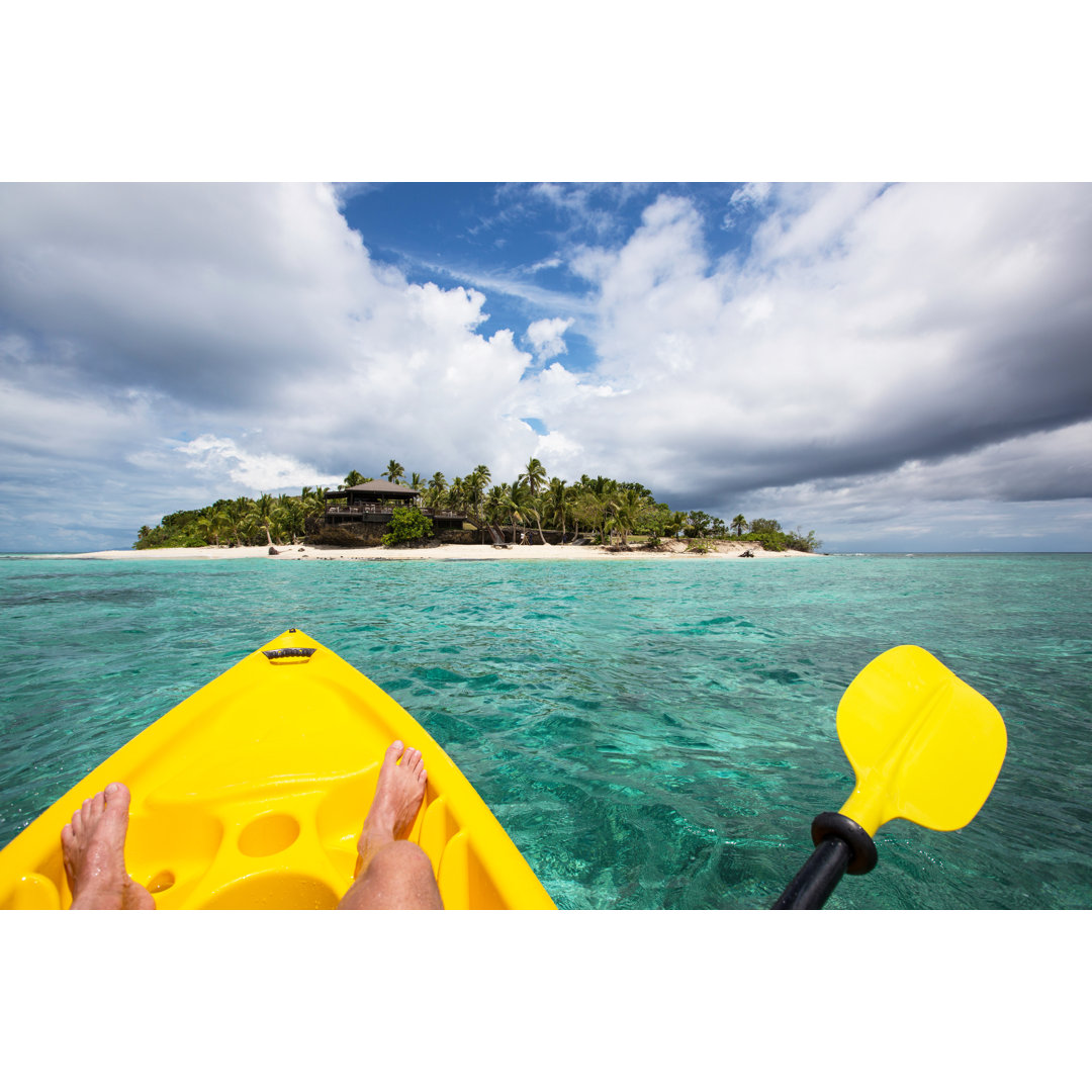 Kajakfahren auf einer tropischen Insel von Jetlinerimages - Kunstdrucke auf Leinwand ohne Rahmen