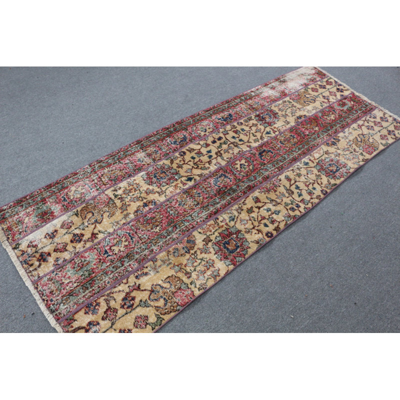 Charmant tapis turc rouge antique en laine biologique avec des motifs floraux pour votre entrée