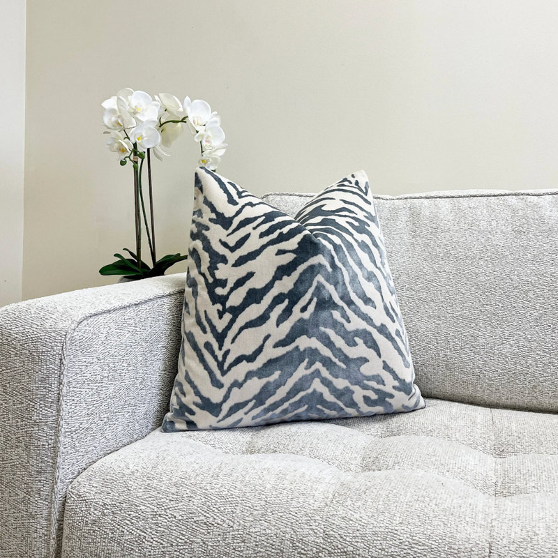 Housse de coussin en velours à imprimé zébré, H 22 po x l 22 po, Imprimé animal gris / crème