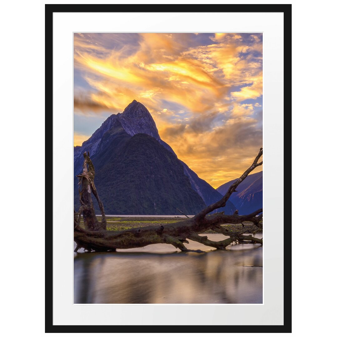 Gerahmtes Poster Baum in Berglandschaft