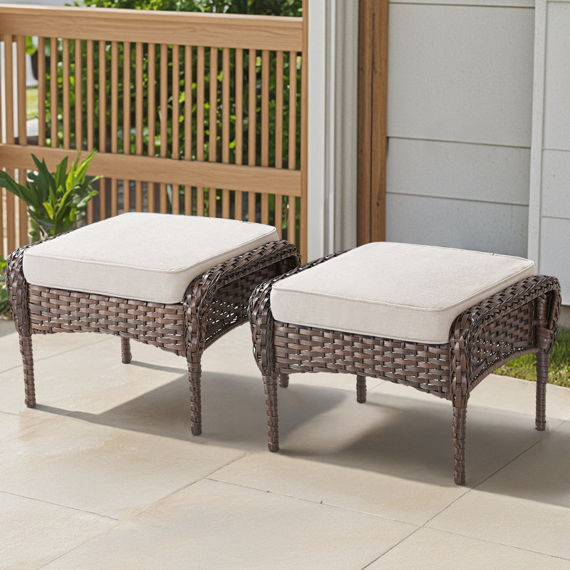 Ensemble de 2 repose-pieds d'extérieur en rotin brun avec coussin beige pour cour ou terrasse