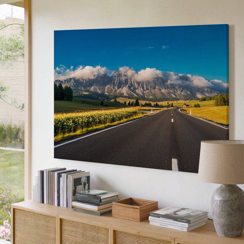 Toile, route sinueuse en asphalte avec surface sombre et chatoyante sous le mur, H 30 po x l 40 po