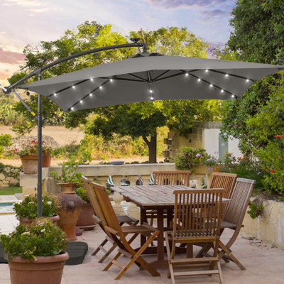 Parasol en porte-à-faux carré avec base 8,2 x 8,2 po Lynch