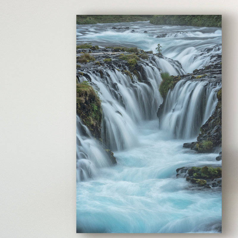 « cascade d’eau bleue », photographie sur toile tendue, H 19 po x l 12 po x P 2 po