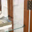 Élégante armoire vitrée à 2 portes avec portes en verre trempé, panneau arrière en miroir et tablettes réglables - vitrine lumineuse pour la maison et le bureau (ampoule incluse)-576566594