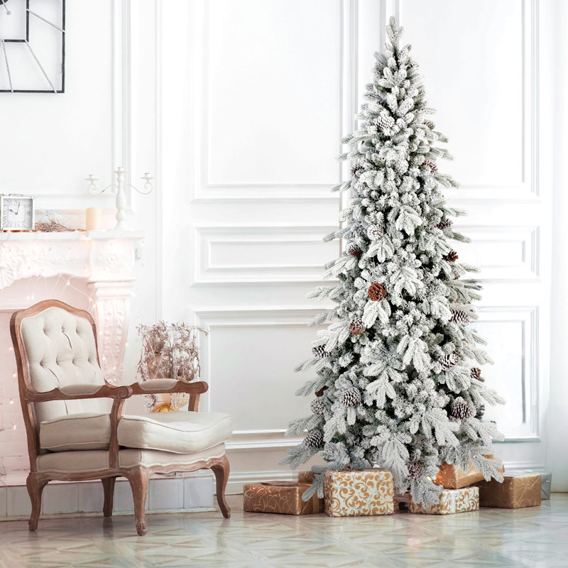 Arbre de Noël floqué en PE / PVC avec pommes de pin naturelles, conception peu encombrante, branches articulées, support en métal stable, aspect enneigé réaliste