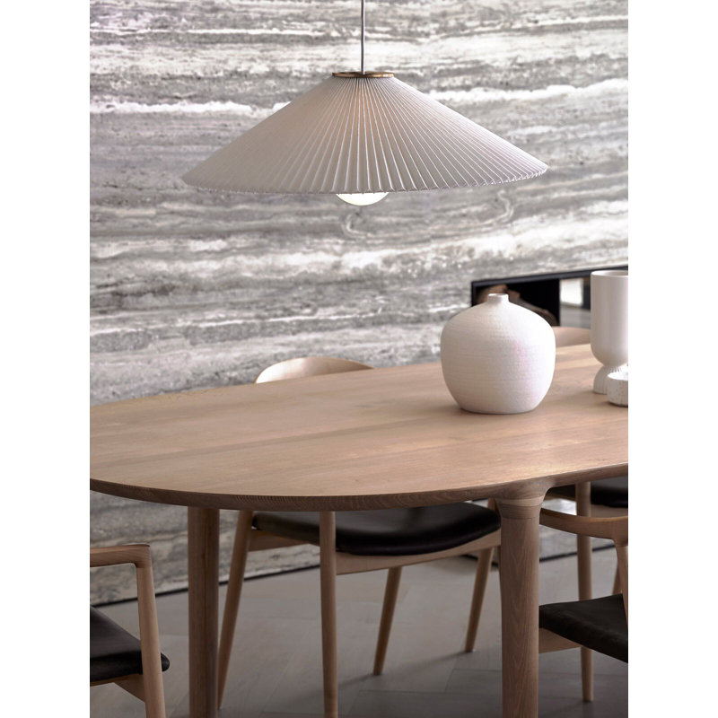Suspension moderne à une lumière, en laiton vieilli avec abat-jour plissé en lin blanc., Blanc, Laiton