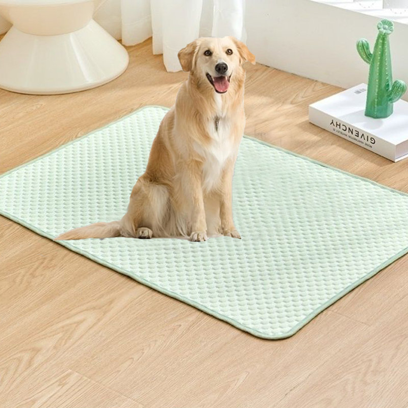 Tapis de refroidissement en soie glacée pour chien Summer Cool, Très grand (H 0,3 po x l 59,1 po x P 39,4 po), Vert
