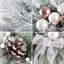 Couronne de porte en pin givré artificiel 23,6 "avec ornements en or rose, pommes de pin et organza