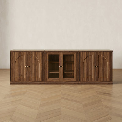 Buffet modulaire moderne Monos Eduarda avec placards bas à portes à charnières et vitrine à porte en verre acrylique, noyer