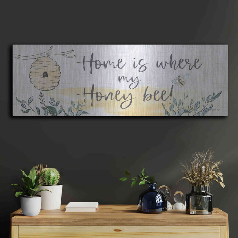 «Home Is Where My Honey Bee» par Susie Boyer, H 12 po x l 36 po