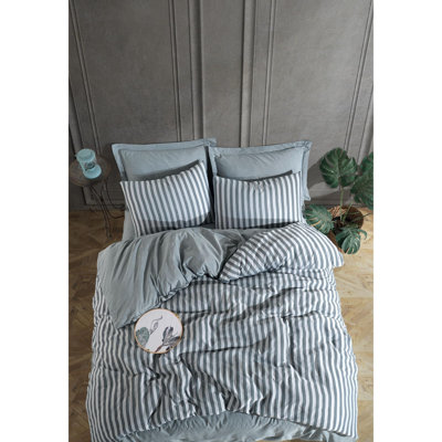 Quiltisse Striped Bedspread with Pillowcases Included