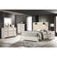 Grand lit traditionnel, fini blanc crème vieilli, décor de chambre à coucher de style rustique avec tête de lit, bois