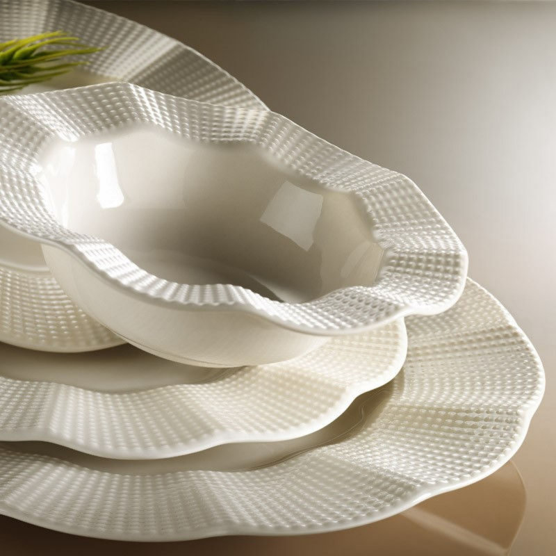 Service de table élégant 18 pièces, 100% porcelaine, blanc | Assiettes de service (6 pièces: 9,8 x 9,8 x 0,8 po), assiettes à dîner (6 pièces: 8,7 x 8,7 x 1,6 po), assiettes à dessert (6 pièces: 8,3 x 8,3 x 0,8 po) | Va au lave-vaisselle et au mi