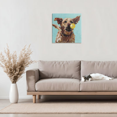 Chien jouant avec une balle sur toile, design par Studio Bautista