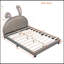 Lit plateforme tapissier en cuir avec ornement en forme de lapin-763780381-763780370