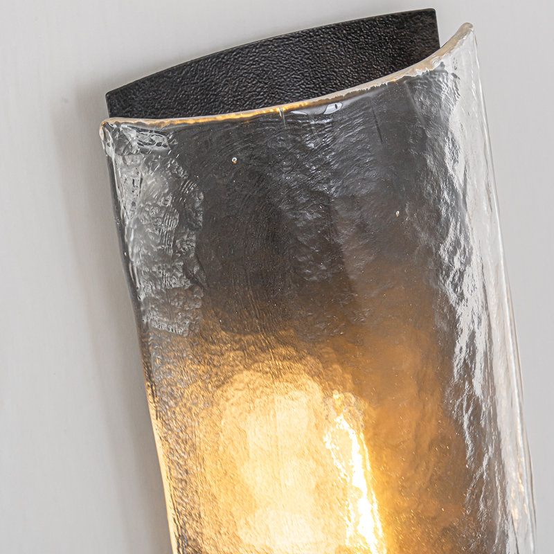 Applique murale moderne 1 lumière noir mat, applique murale verticale en verre transparent ondulé à la main pour meuble-lavabo, chambre à coucher et couloir