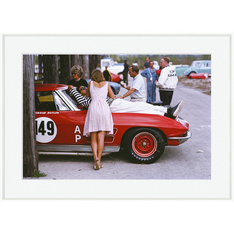 Bahamas Speed Week par Slim Aarons - Photographie d'un seul cadre, H 27 po x l 37 po x P 1,75 po, Papier avec cadre blanc