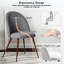 Deux pièces avec table de piédestal ronde et chaises d'invité rembourrées-110438642
