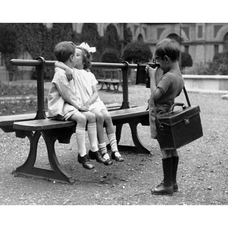 Photographie d'archive First Kiss, H 14 po x l 18 po