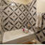 Carreau de mosaïque à motif géométrique en vinyle noir et blanc 8 po x 8 po Starburst