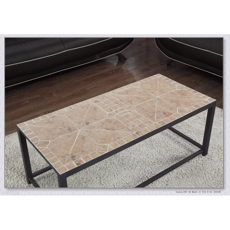 Élégante table basse rectangulaire avec plateau en terre cuite et base en métal robuste, parfaite pour les salons modernes et traditionnels.