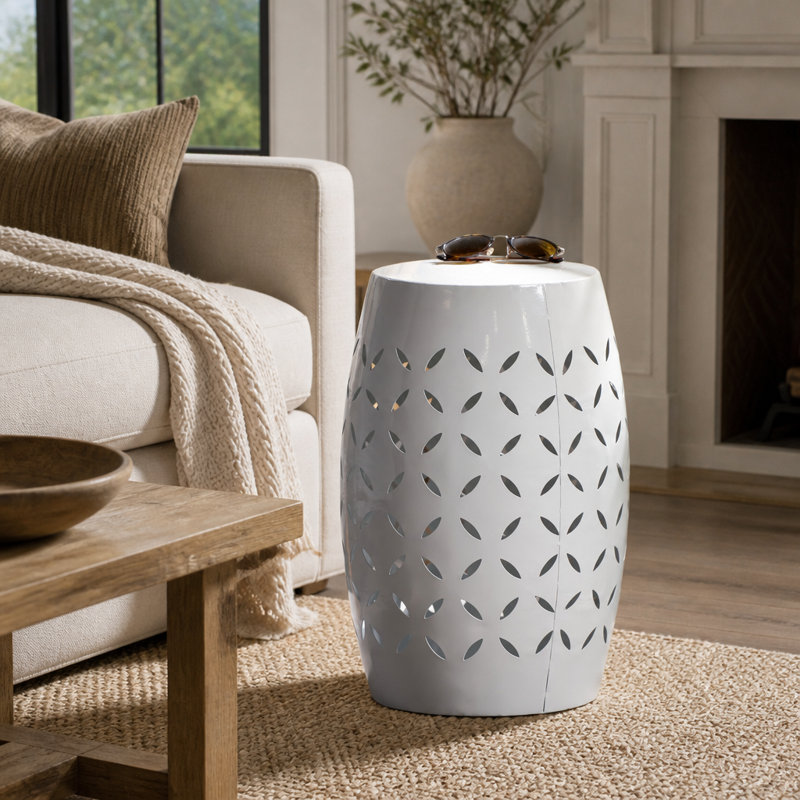 Table d'appoint 12 po en métal blanc avec détails découpés au laser pour l'intérieur et l'extérieur