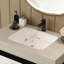 Meuble-lavabo sur pied contemporain avec lavabo en céramique intégré et surface en pierre frittée. Ce meuble-lavabo offre un support stable avec ses pieds en acier thermolaqué et ses poignées encastrées dorées. L'évier a un grand