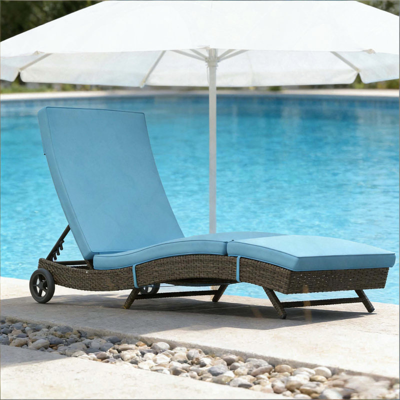Chaise longue en osier avec dossier inclinable à 5 positions et roulettes, bleu ciel