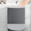 Une toilette avec double chasse d'eau 001. Siège à fermeture en douceur 1,1 / 1,6. Eau, bol allongé. Hauteur, en céramique grise Chasse, hauteur. Pour la catégorisation