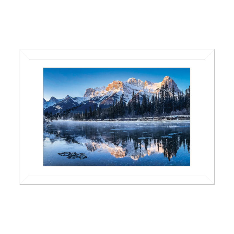 «Golden Light Over Icy Waters», reproduction d'art mural, papier d'art encadré, H 16 po x l 24 po, Blanc