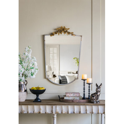 Miroir mural arqué 24 x 1,6 x 37,4 po avec cadre ivoire délavé et couronne florale dorée