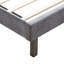 Grand lit plateforme gris avec ornements gracieux et ailes en velours