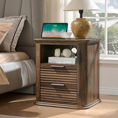 Table de chevet cannelée de 22 po avec station de charge, table de bout moderne avec 2 tiroirs et rangement ouvert, table de chevet élégante pour le salon, la chambre à coucher et les tables d'appoint