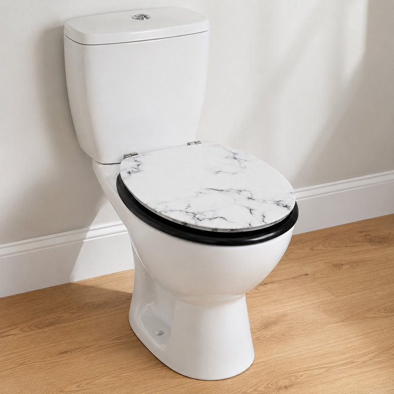 Siège de toilette allongé aspect marbre Carrara Noir, 18 po, panneau de fibres à densité moyenne, charnières en acier inoxydable, blanc et noir