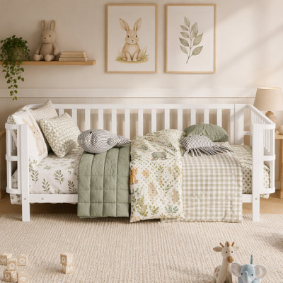 Structure de lit plateforme en métal à profil bas pour enfant, lit pour enfant avec garde-corps amovible et conception en coin